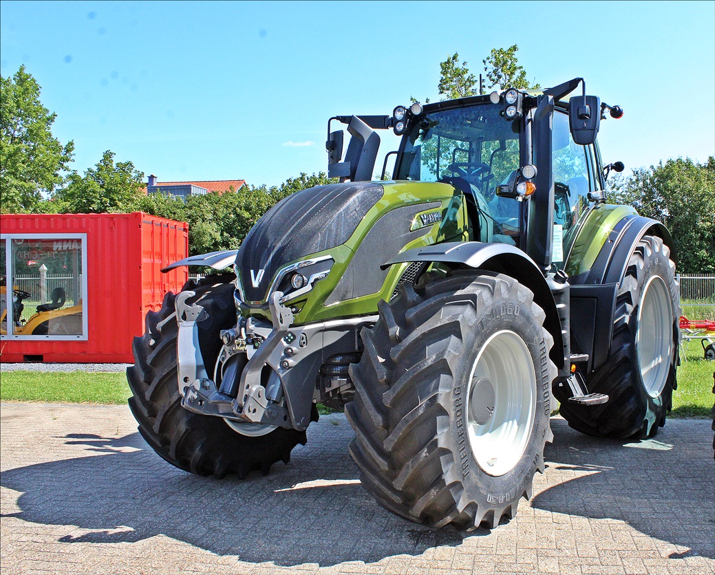 Valtra Traktor T215 D olivgrünmetallic