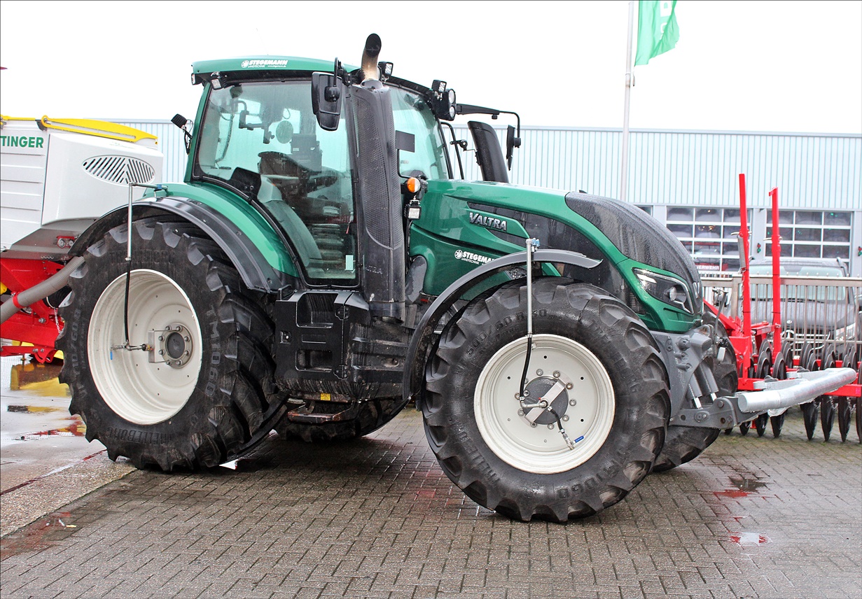VALTRA T174EV Schlepper mit Frontkraftheber und Reifendruckregelanlage