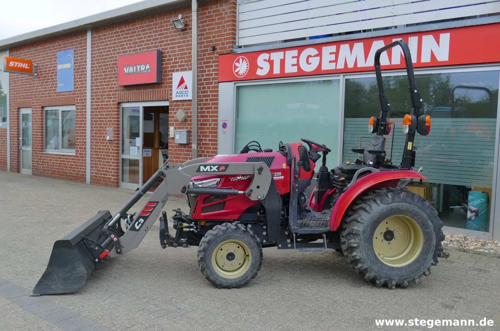 YANMAR YT235-ROPS Kompaktschlepper mit Frontlader YANMAR YT235-ROPS Kompaktschlepper mit Frontlader