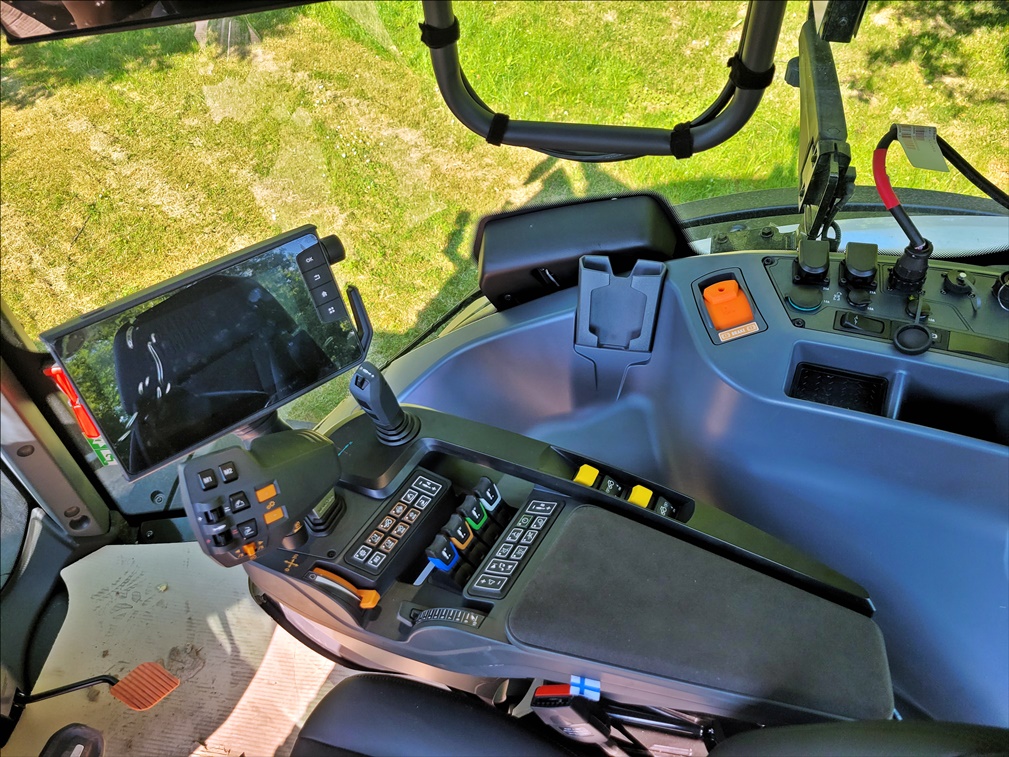 Valtra Q305 mit Rückfahreinrichtung, Vorführschlepper