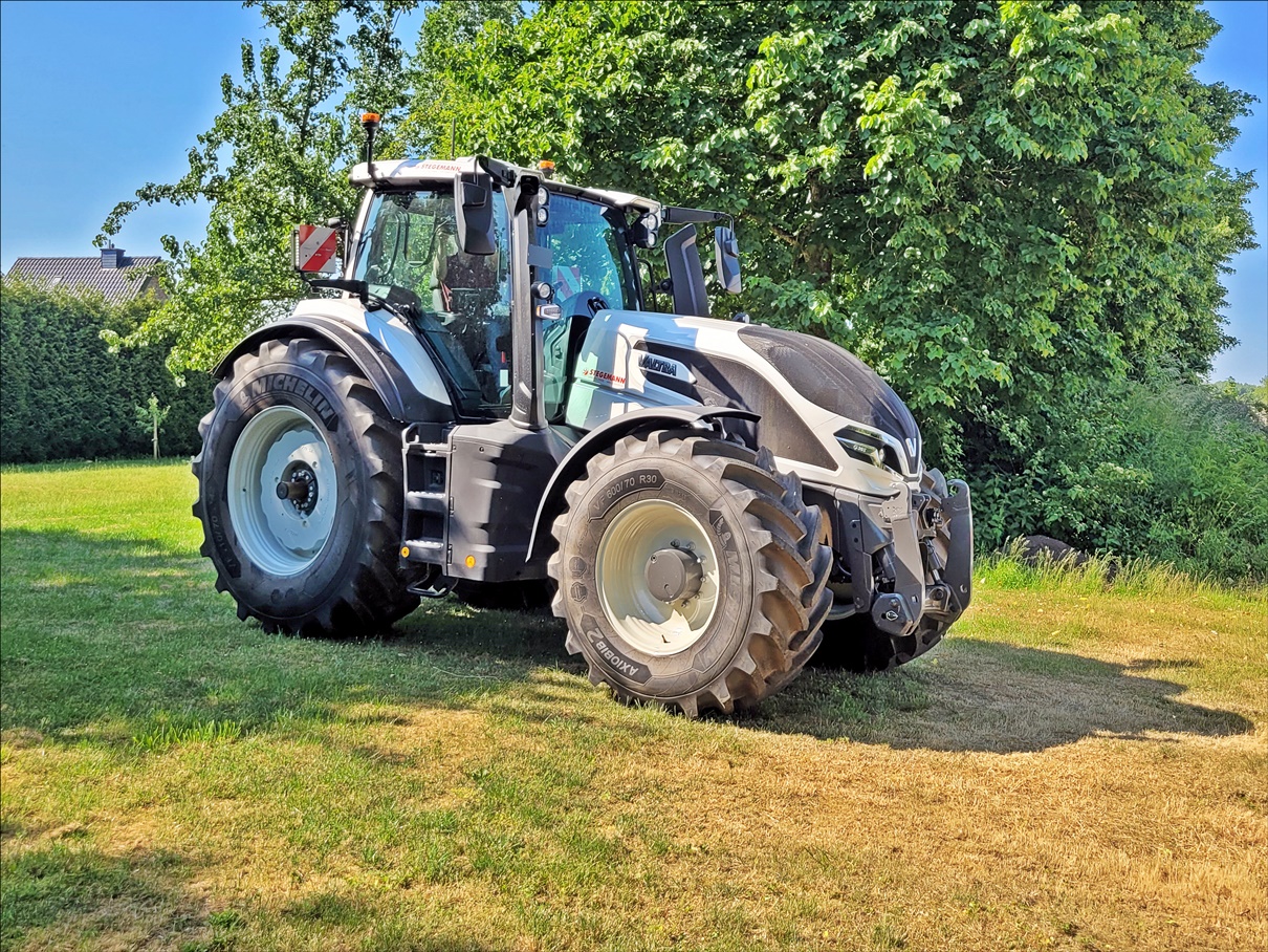 Valtra Q305 Weissmetallic, CVT 50km/h Getriebe Valtra Q305 Weissmetallic, CVT 50km/h Getriebe