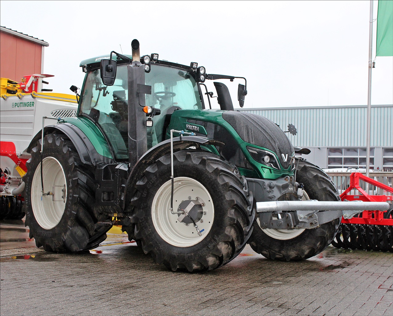 VALTRA T174EV Schlepper mit Frontkraftheber und Reifendruckregelanlage
