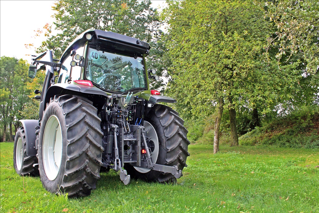 VALTRA Traktor G 125 EA mit MX Frontlader
